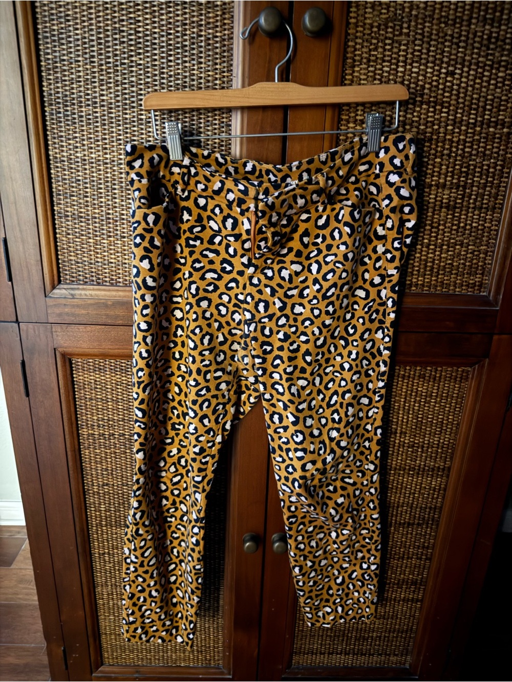 Old Navy Pixie Ankle Leopard 8 GUC